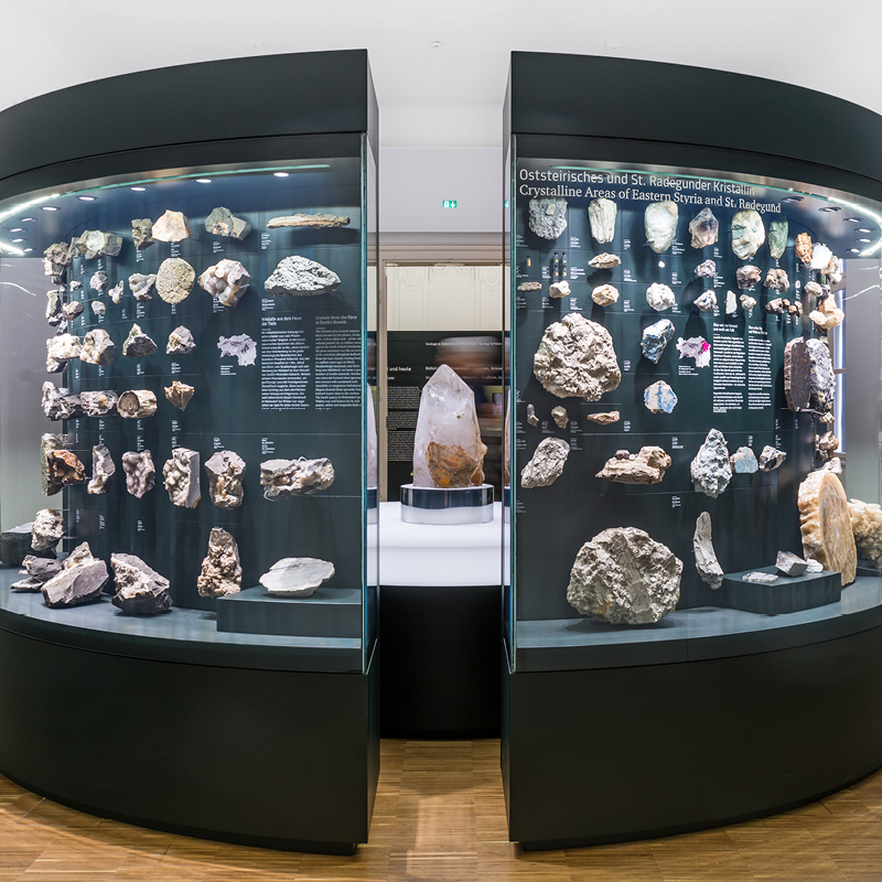 Vitrine mit verschiedenen Gesteinen im Naturkundemuseum Graz